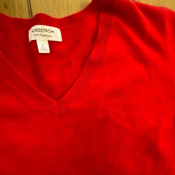 Nordstrom women’s cashmere V-Neck red Sweater Large - Picture 9 of 15